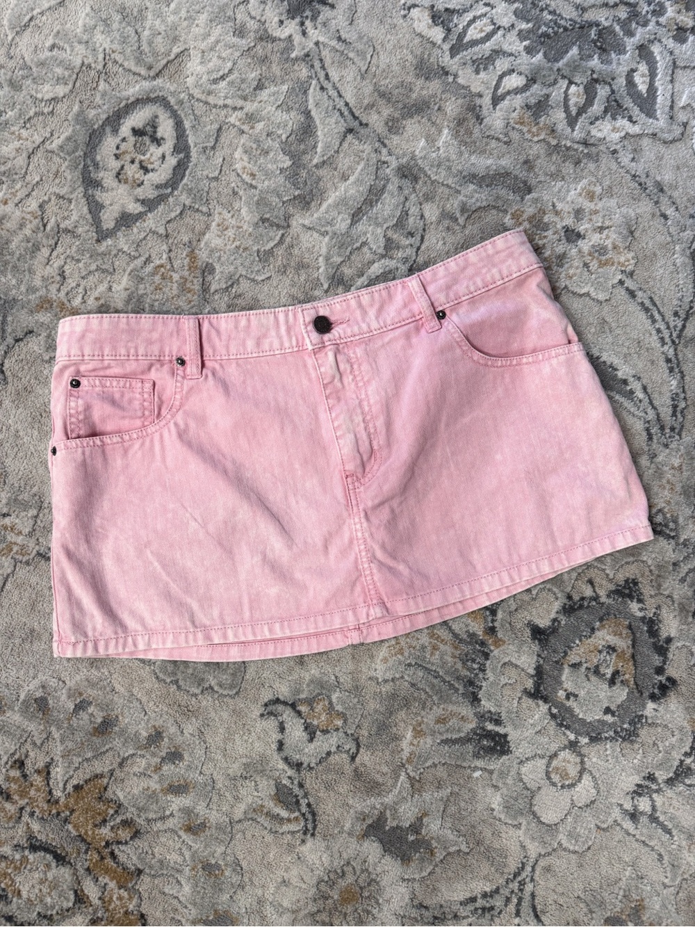 BDG Pink Denim Micro Mini Skirt

🚭
🚫 Pets